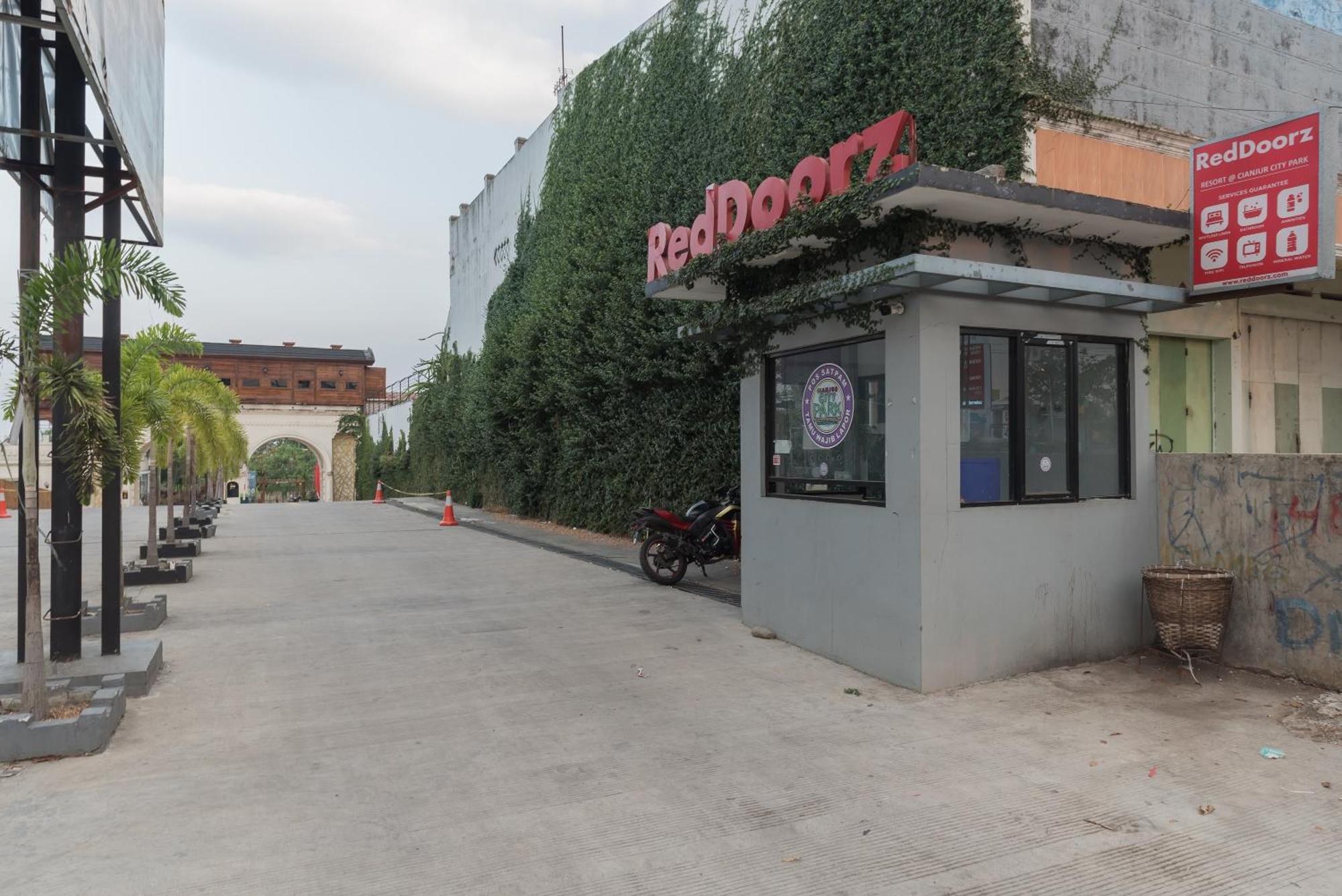 Urbanview Hotel Cianjur City Park By Reddoorz Exteriör bild
