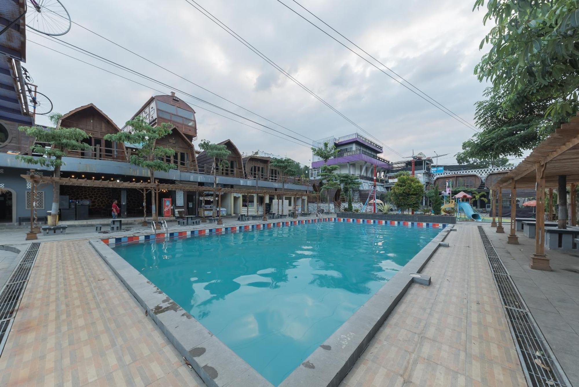 Urbanview Hotel Cianjur City Park By Reddoorz Exteriör bild