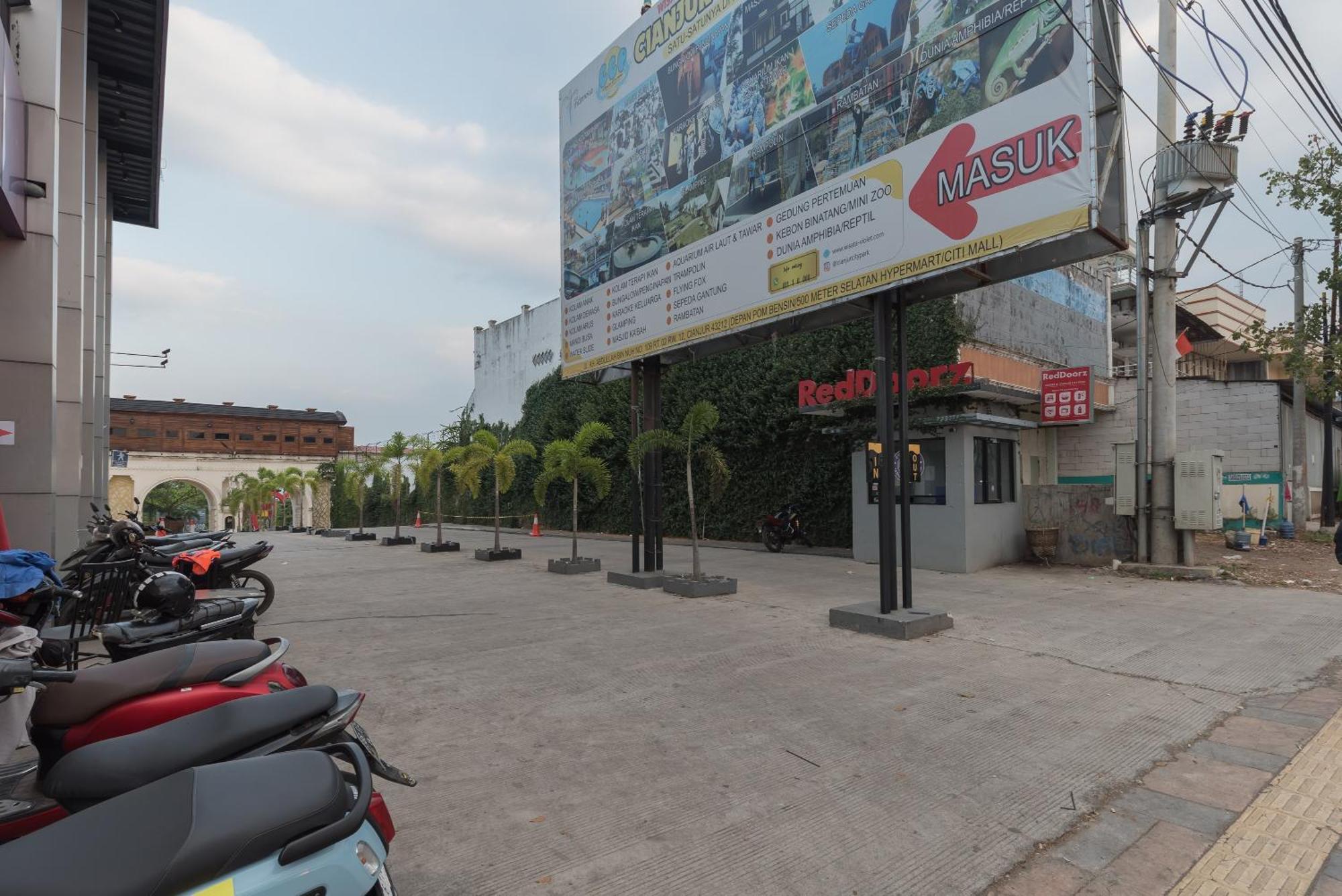 Urbanview Hotel Cianjur City Park By Reddoorz Exteriör bild